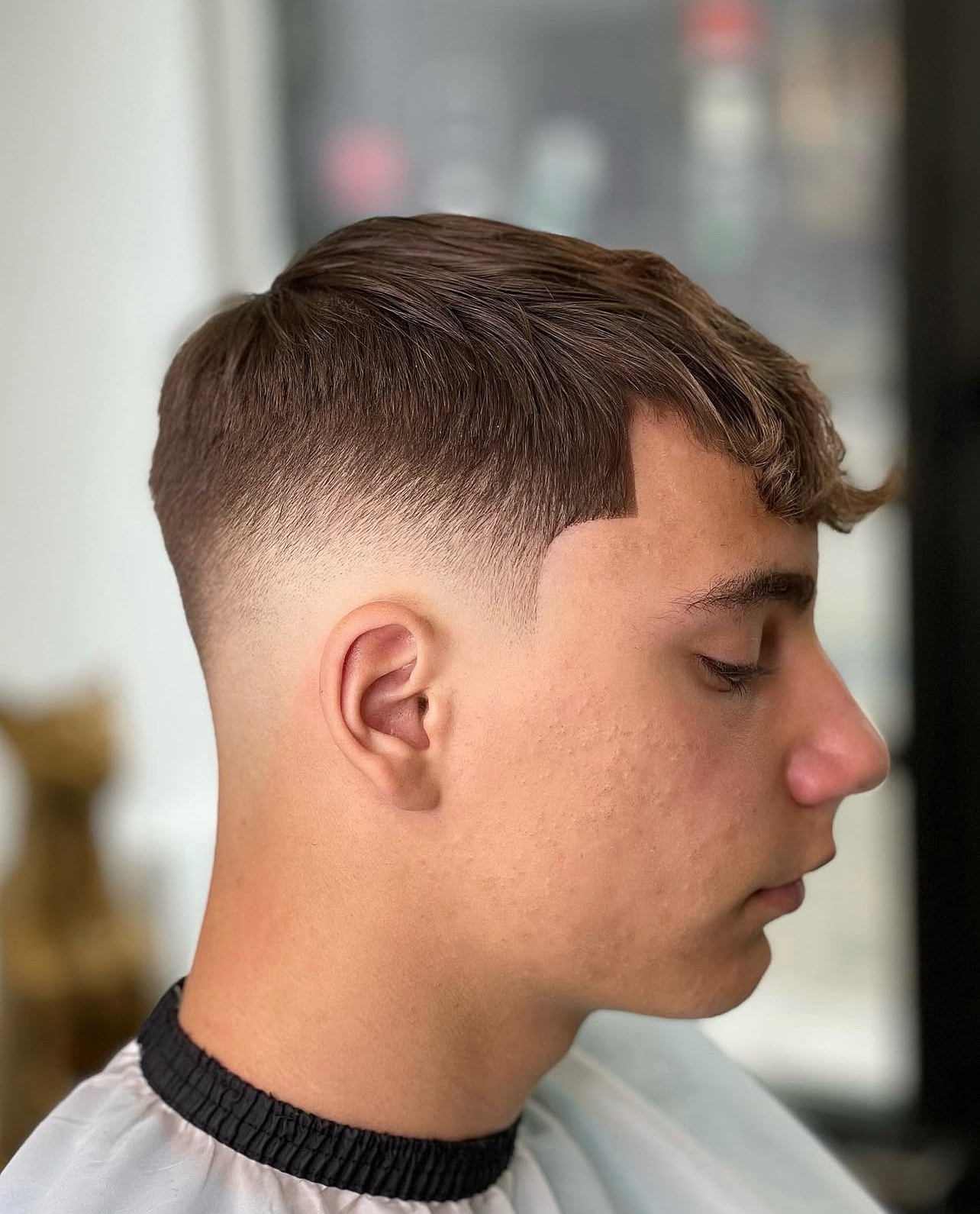 Coupe féminine stylée, couleur et finition