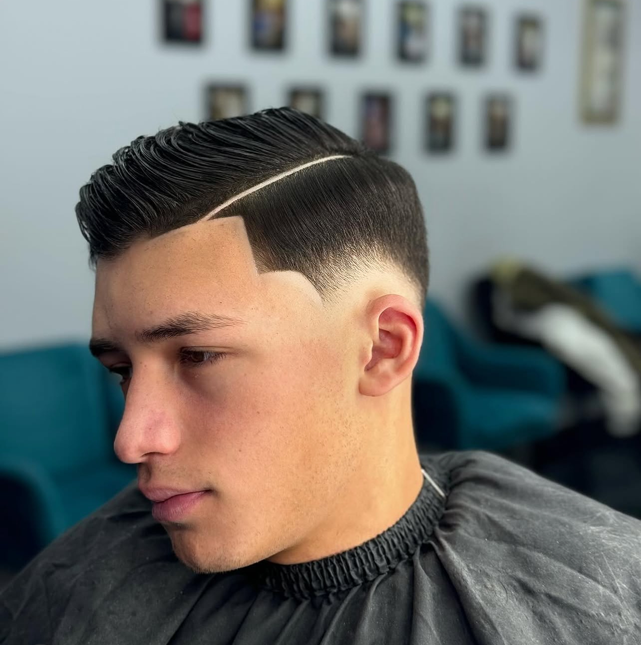 Ambiance du salon : décor, fauteuil et équipe